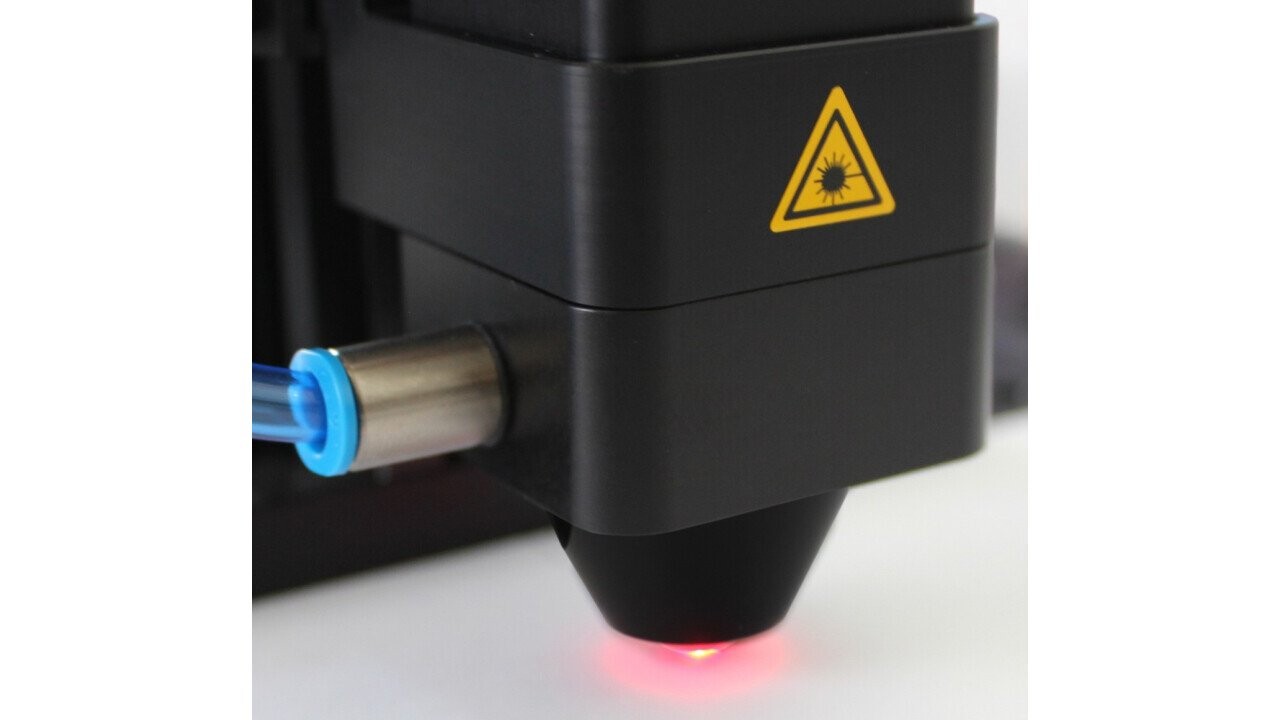 Optique à boule avec laser pilote rouge visible