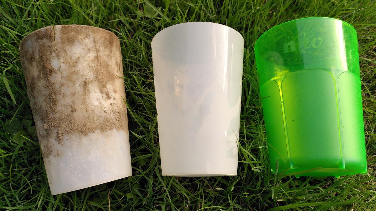 PHA-Becher nach 4 Monaten in der Erde während der Sommerzeit, neuer PHA-Becher, PC-Becher