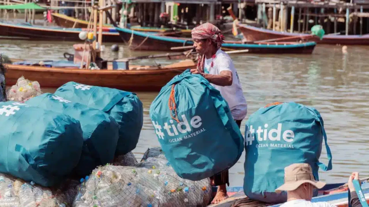 Das Material wird grob sortiert, gewaschen, gemahlen und teilweise direkt vor Ort verarbeitet in Recycling-Granulat. (Bild: #tide)