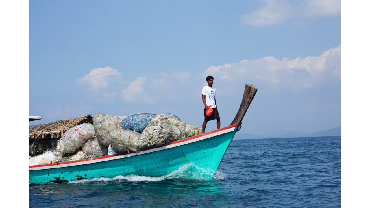 Fischer sammeln die Kunststoffabfälle in Küstenregionen.