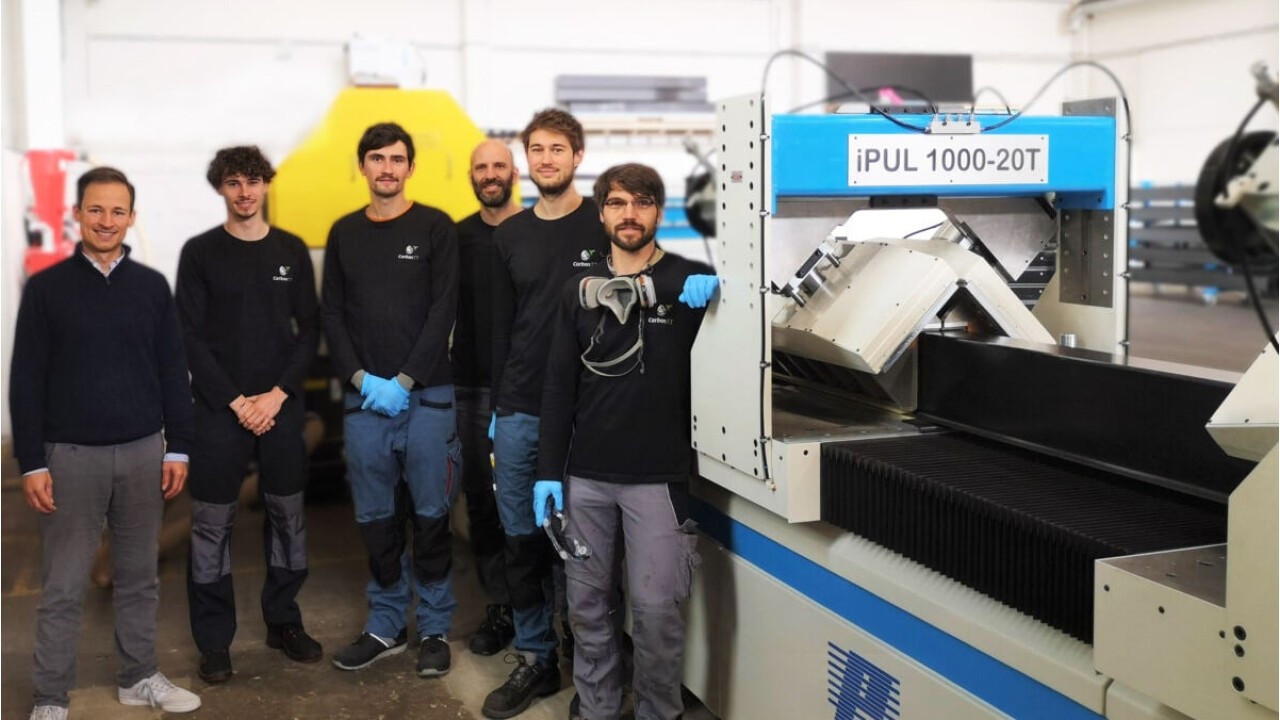 Das Team von Carbon TT ist stolz auf die neue iPul-Pultrusionsanlage / (Foto: Carbon TT)