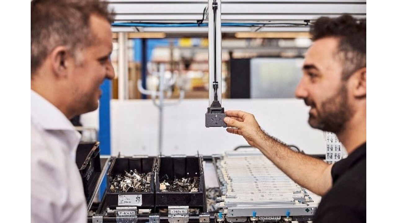 Die 3D-Druck-Halterungen von 1zu1 schaffen eine der Voraussetzungen für einen möglichst effizienten Betrieb in der Leuchtenfertigung von Zumtobel.