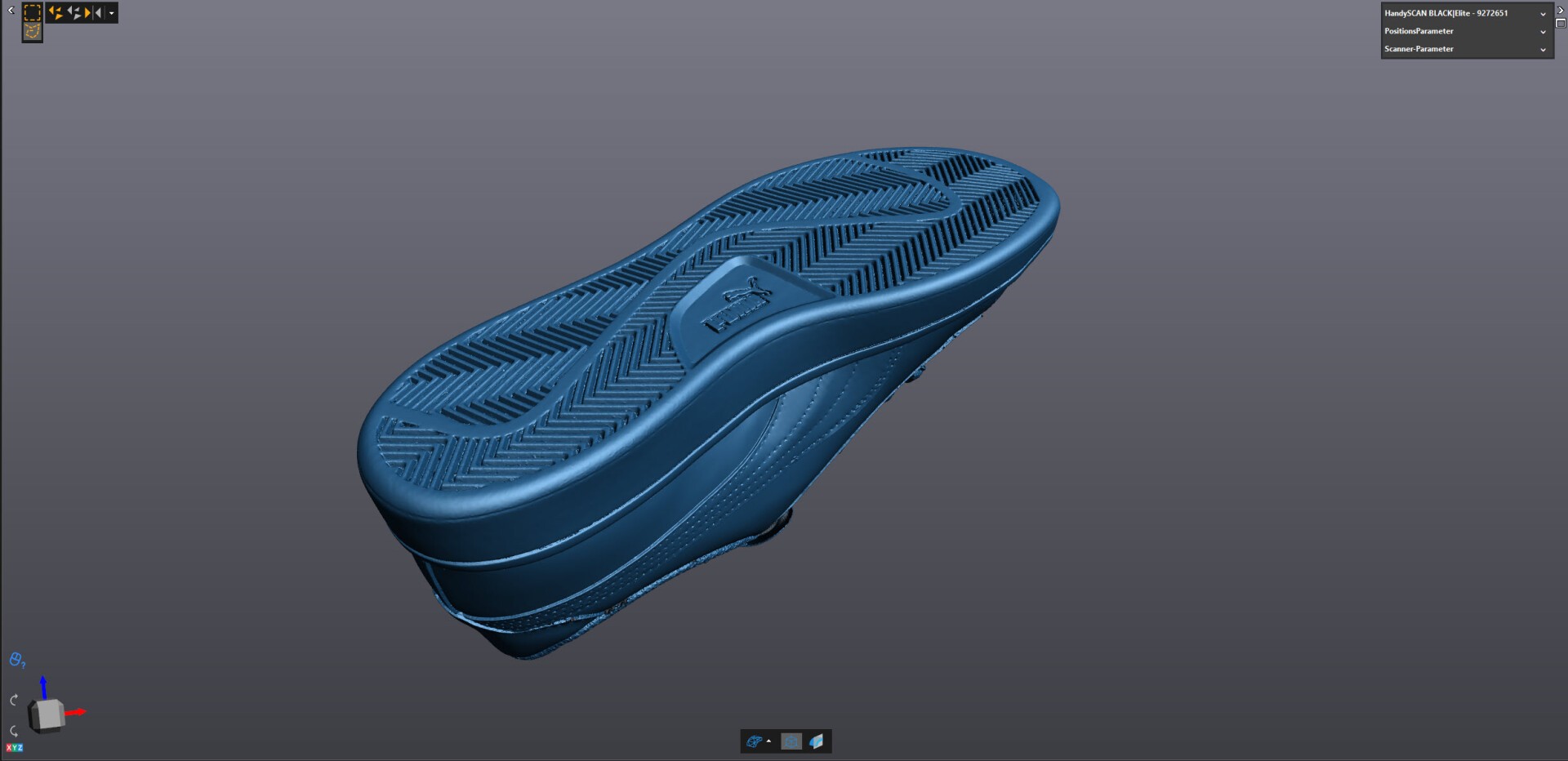Digitales 3D-Rendering einer blauen Schuhsohle mit detailliertem Profilmuster und Rillen, angezeigt vor einem grauen Hintergrund mit sichtbaren Benutzeroberflächenelementen aus einer 3D-Modellierungssoftware.