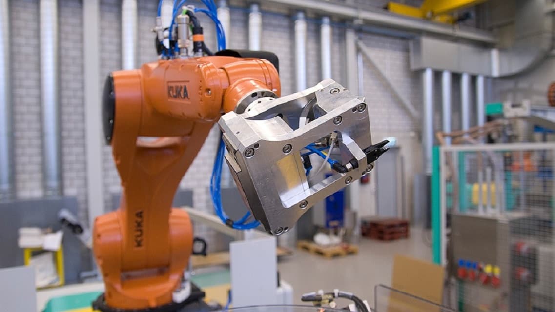 Zentren sind mit Robotern ausgestattet und können auch mannlos Bauteile fertigen.