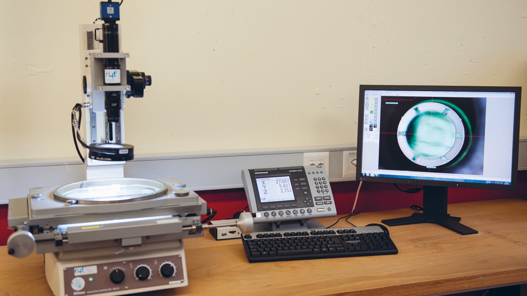 The light conductor is measured on the measuring
microscope and the visual quality inspected.