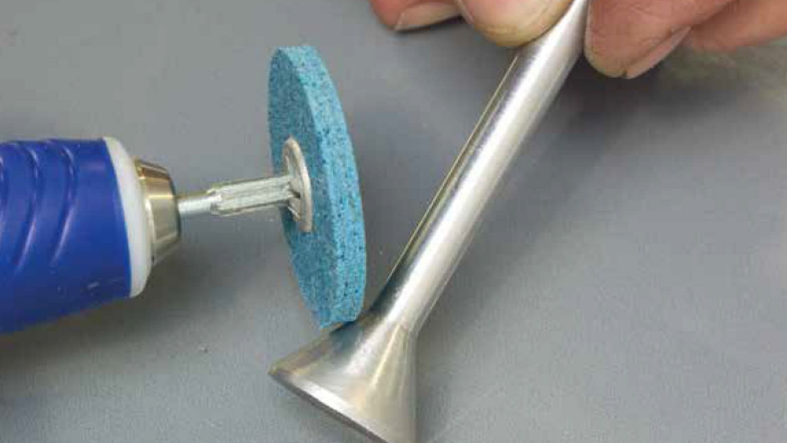 Nachbearbeitung eines 3D gedruckten Bauteile, z.B. mit Schleiffvlies Polierrad