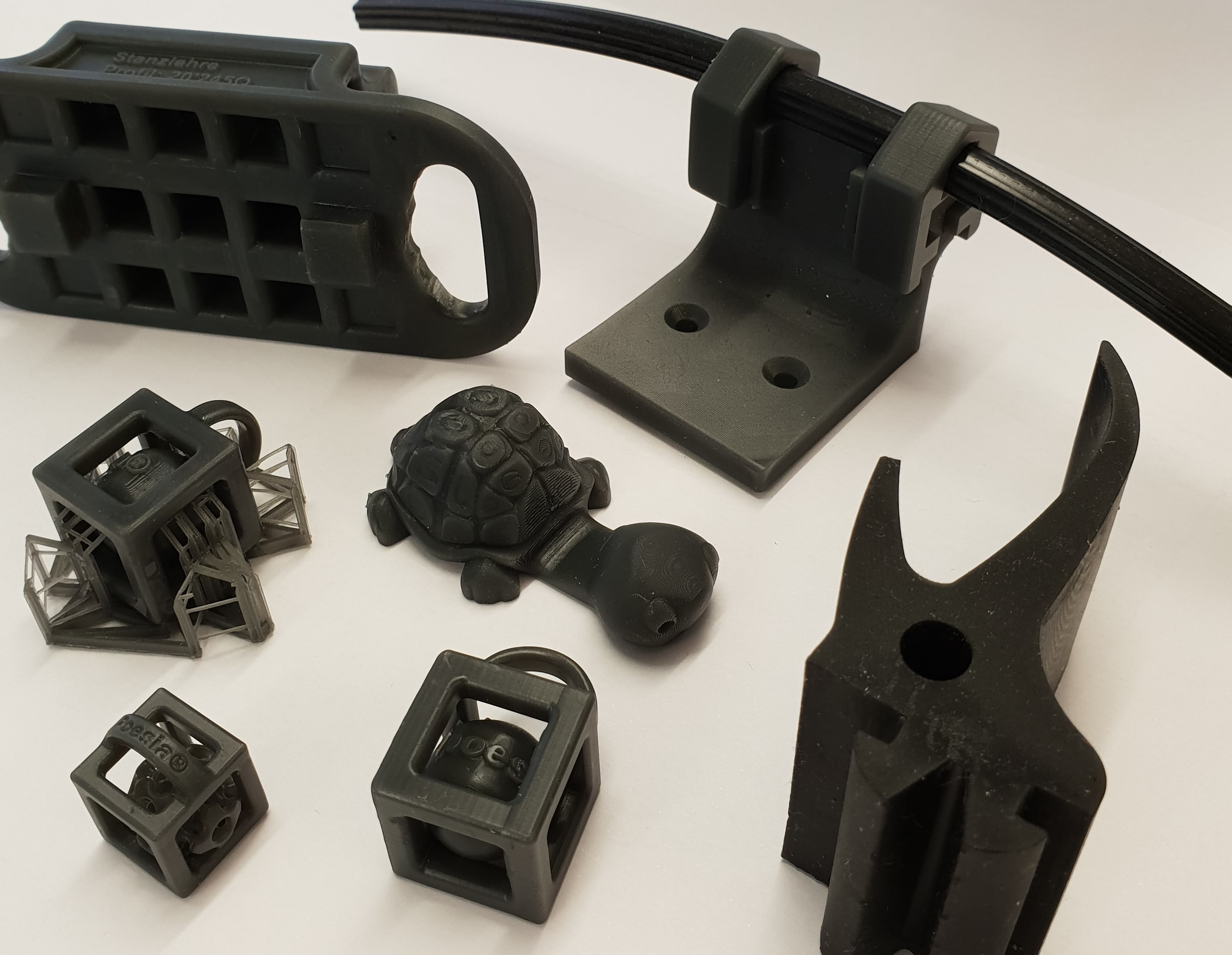Prototypen, die aufgrund der erarbeiteten CAD-Pläne mittels 3D-Drucker hergestellt werden.