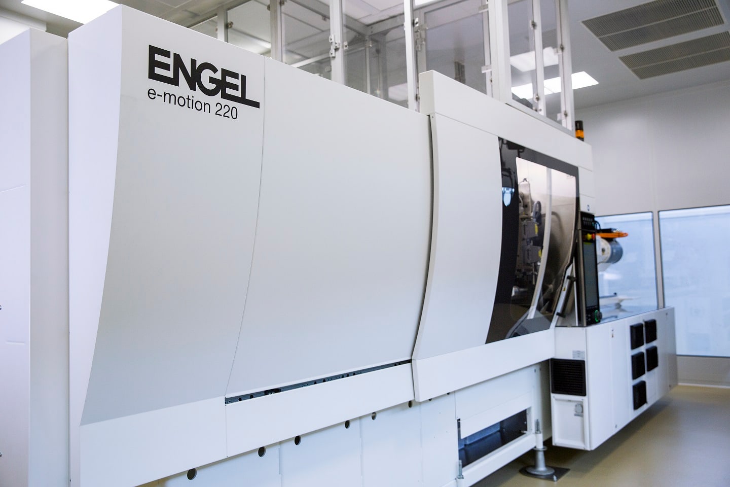 The plastic syringes are made on an ENGEL e-motion 220.